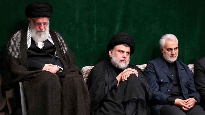Moqtada al-Sader fotograferad år 2019 i Teheran, tillsammans med Ayatolla Ali Khamenei (till vänster) och Qasim Soleymani (till höger). Foto: Khamenei.ir (CC BY 4.0)