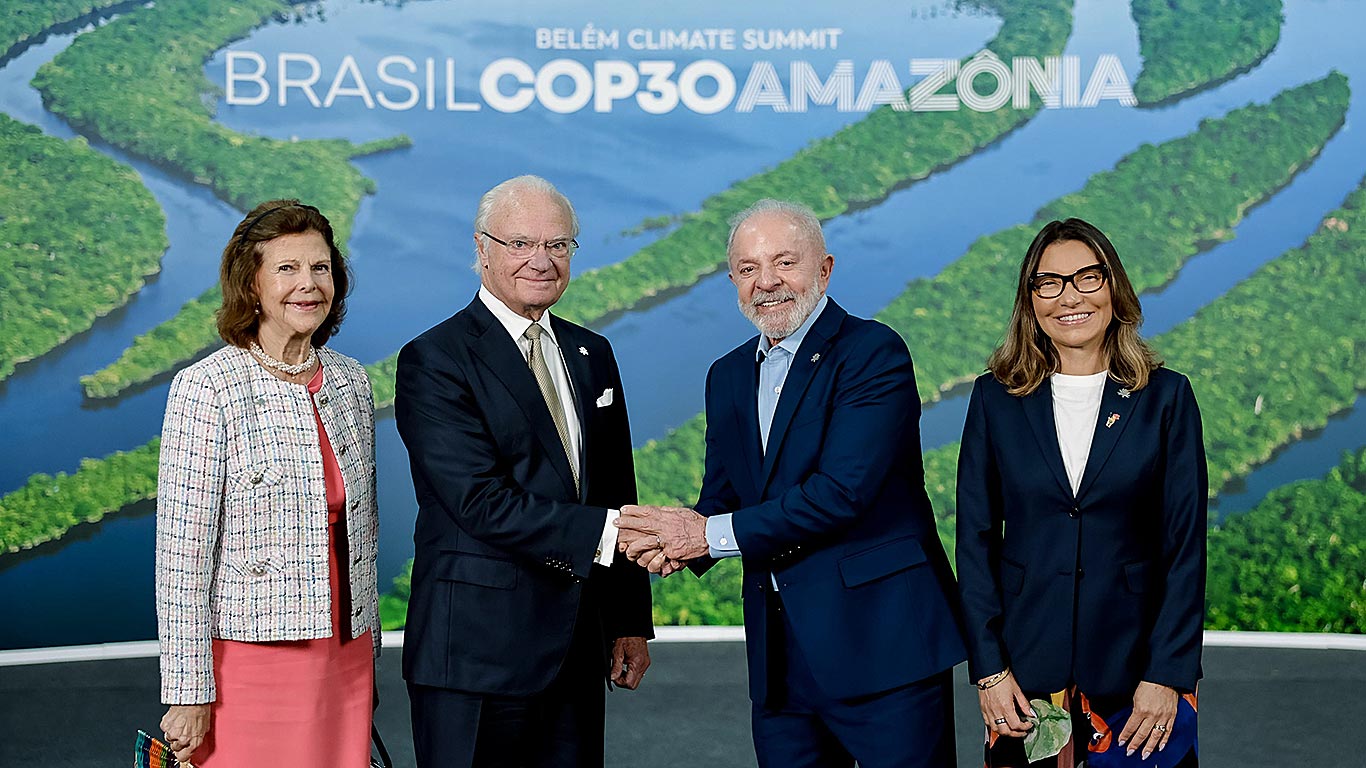 Brasiliens president Luiz Inácio Lula da Silva tillsammans med kung Carl XVI Gustaf och drottning Silvia under den officiella mottagningen av delegationscheferna på klimattoppmötet COP30 i Belém. Foto: Ricardo Stuckert / PR via Wikimedia Commons (CC BY-SA 4.0)