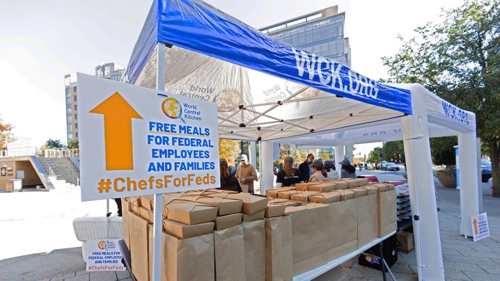 World Central Kitchens hjälpteam, här stationerade i Navy Yard-kvarteret i Washington DC, serverade måltider till permitterade federala anställda som drabbats av den amerikanska regeringens nedstängning. WCK, som samarbetade med lokala restauranger, hjälper normalt till i katastrof- och krigsdrabbade områden. Foto: World Central Kitchen via Wikimedia Commons (CC BY 4.0)