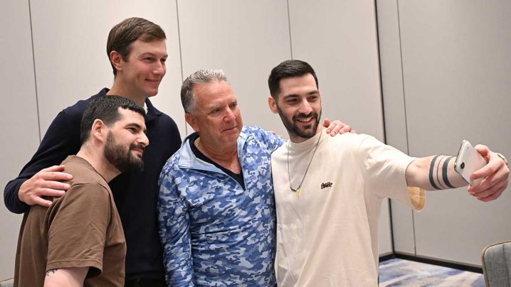 Jared Kushner och Steve Witkoff träffar två män i Jerusalem, Israel, som tidigare suttit gisslan i Gaza. Bilden är från oktober 2025. Foto: U.S. Embassy Jerusalem via Wikimedia Commons (CC BY 4.0)